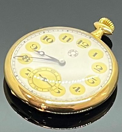 null DOLLAR. MONTRE de GOUSSET en or jaune, le cadran à chiffres arabes et cadran...