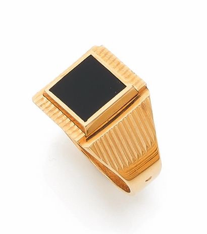 null Ring in gold 750 mils. decorated with a plate of onyx. TDD 54.5. Gross weight...