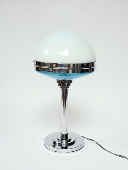 null ILRIN, XXe. LAMPE de bureau à fût cylindrique en métal chromé et verre opalin...