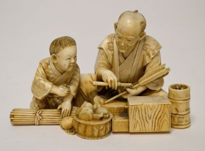 JAPON, XIXe. OKIMONO en ivoire sculpté, fabriquant...