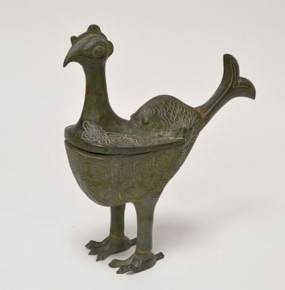null CHINE. BRÛLE-PARFUM en forme de poule, la queue en forme de poisson, en bronze...
