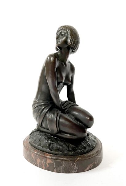null Amedeo GENNARELLI (1881-1943) (D'après). Jeune femme accroupie. Sujet en bronze...