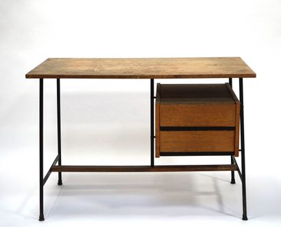 null Alain RICHARD (1926-2017) (Dans le goût de). Bureau en bois et métal laqué noir....