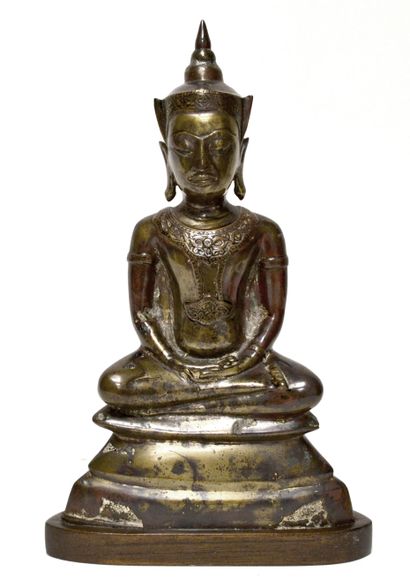 null THAILAND. Small BUDDHA in bronze with brown patina and gilt, sitting in the...