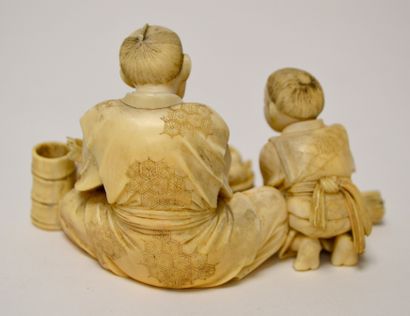 null JAPAN, XIXth. Carved ivory OKIMONO, arrow maker and his son, a basket of fruits...