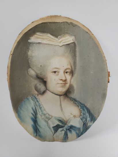 null Ecole du XVIIIe siècle. Portrait de femme. Pastel à vue ovale. Au dos, inscription...