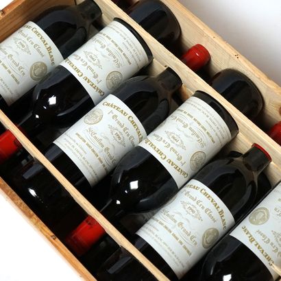 null 12 blles cht Cheval Blanc Saint Emilion Grand Cru 1990. En caisse bois