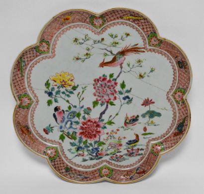 null CHINE, époque, Yongzheng (1722-1735). Important, plat polylobé en porcelaine...