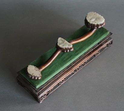 null CHINE. SCEPTRE Ruyi, la monture en bois ornée de trois plaques de jade vert...