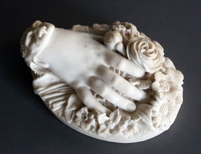 null Jean-Baptiste CLÉSINGER (1814-1883) Main à la rose. Marbre blanc sculpté, signé....