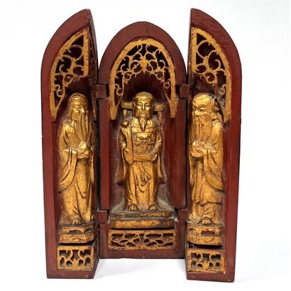 null CHINE, XIXe. TRIPTYQUE de dévotion en bois sculpté et doré, à décor de trois...