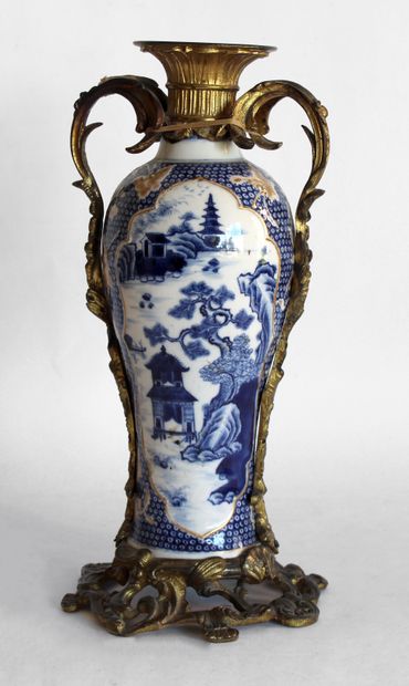 null VASE balustre en porcelaine à décor de pagodes Bleu et Blanc dans le goût de...