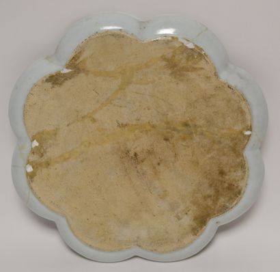null CHINE, époque, Yongzheng (1722-1735). Important, plat polylobé en porcelaine...