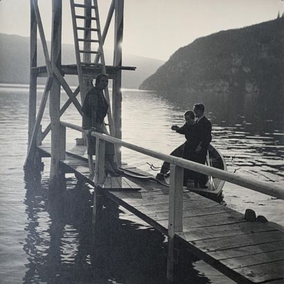 null Léo Neveu (1880-1944). Lever de soleil sur la Seine. Grande épreuve photographique...