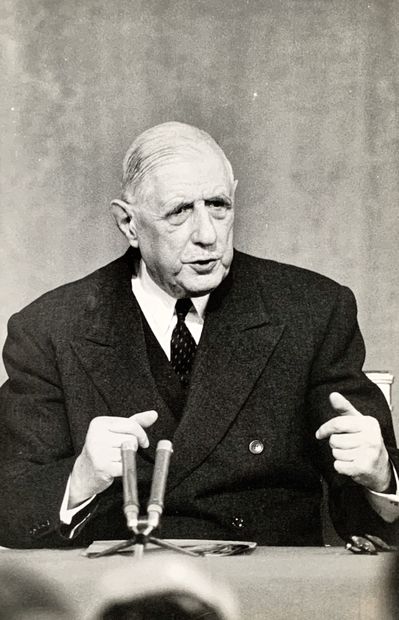 null Caron Gilles (1939 – 1970). Portrait du Général de Gaulle. Epreuve photographique...