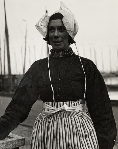 null Roger Parry (1905-1977). Jeune femme en habits traditionnels. Grande épreuve...