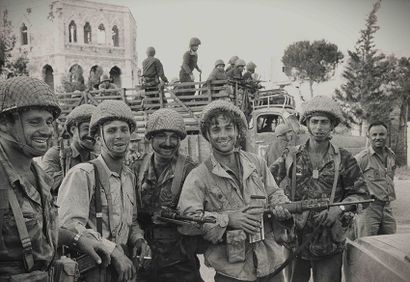 null Cornell Capa (1918 – 2008). Proche Orient. Soldats joyeux. Epreuve photographique...