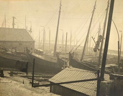 null Bateaux / Port de pêche. Roger Parry (1905-1977), Effet de brume sur le port...