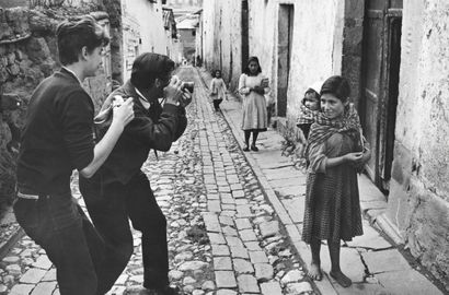 null Russell Melcher (1931 - ). Reportage de rue en Amérique Latine. Epreuve photographique...