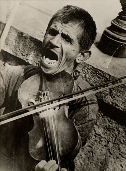 null Károly Escher (1890 - 1966). Le musicien de rue aveugle. Epreuve photographique...