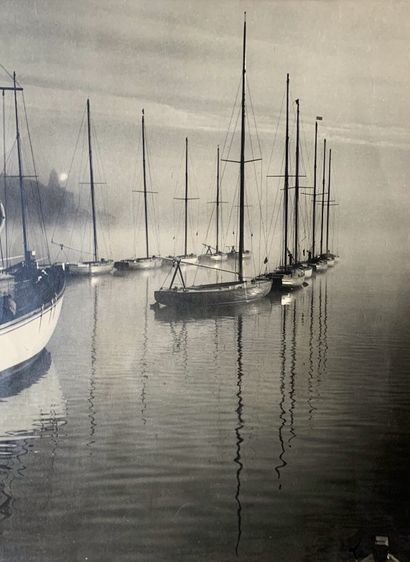 null Léo Neveu (1880-1944). Lever de soleil sur la Seine. Grande épreuve photographique...