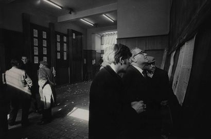 null Leonard FREED (1929 - 2006) : Irlande du Nord. Betting Hall, Hang out for unemployed....