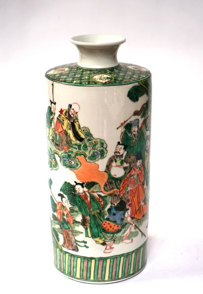 CHINE Vase en porcelaine à décors de scènes...