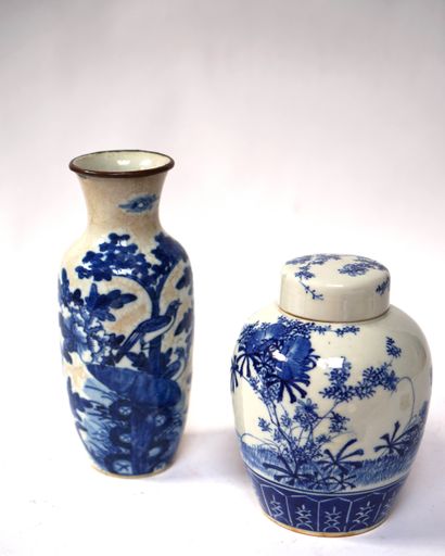 CHINE Vase en porcelaine craquelée à décor...
