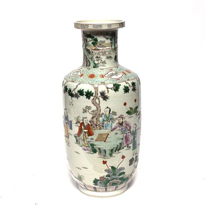 CHINE Vase Kinuta en porcelaine à décors...