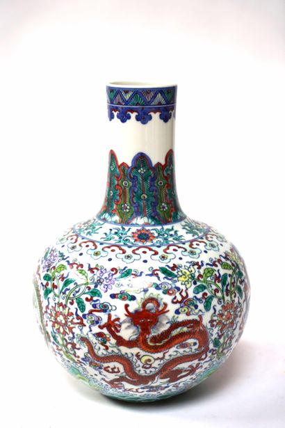 CHINE Vase Tianqiuping rythmé d'un décors...