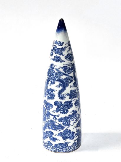 CHINE Vase cornet d'applique à décor de dragons...