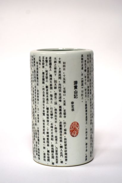 CHINE Vase rouleau en porcelaine à décors...