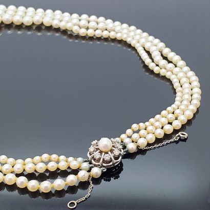 NECKLACE with three strands of pearls, the...