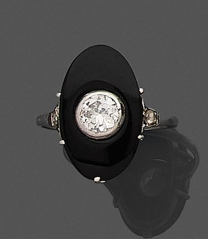 null Beautiful platinum ring 850 mt, the bezel adorned with an onyx plaque set with...