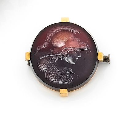 null Round brooch set with a Minerva profile intaglio in yellow gold 750 mils, held...