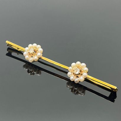 null BARRETTE in yellow gold 750 mils, decorated with two rosettes of pearls set...