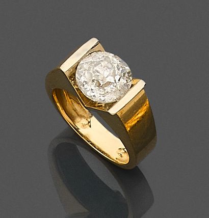 null Beautiful ring in yellow gold 750 mils, the V-shaped setting holding a large...