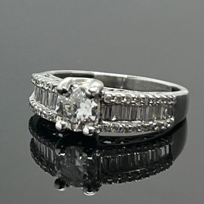 null RING in 750-mil. white gold set with a brilliant-cut diamond, the setting set...