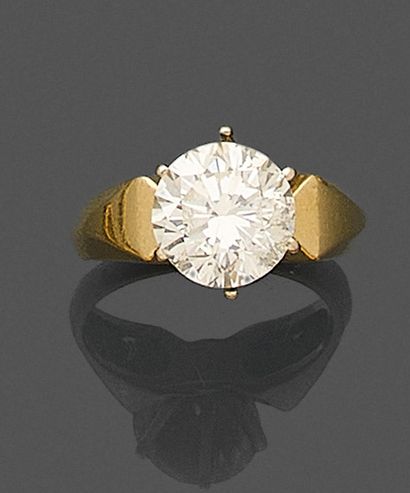 null RING in 585-mil. yellow gold, set with a large brilliant-cut diamond. Gross...