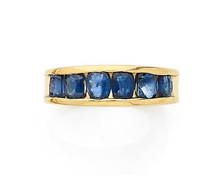 null 750 mils yellow gold rivière ring set with faceted oval sapphires. Gross weight...