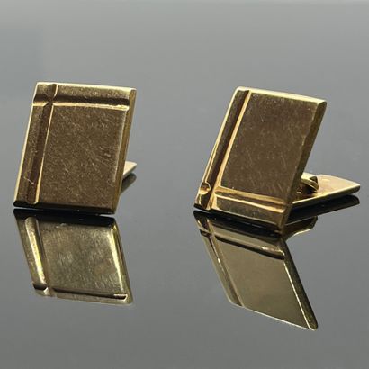 null Pair of HANDLEBUTTONS in yellow gold 750 mils, set with two perpendicular lines...