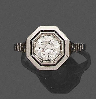 null Beautiful platinum ring 850 mm, the octagonal openwork bezel set with a brilliant-cut...