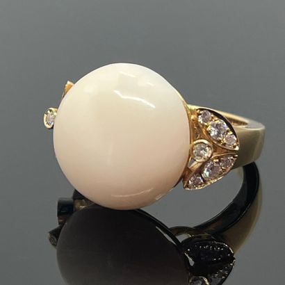 null RING in 750 mils rose gold set with a large cabochon of angel-skin coral accosted...