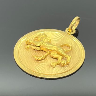 null Large MEDAILLON in yellow gold 750 mils, decorated with a lion on a radiant...