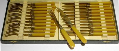 null SERVICE à DESSERT en bakélite jaune et métal doré, comprenant douze fourchettes...