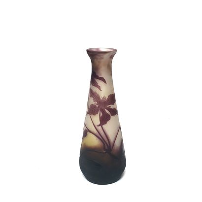 GALLE. Vase tronconique à col évasé en verre...