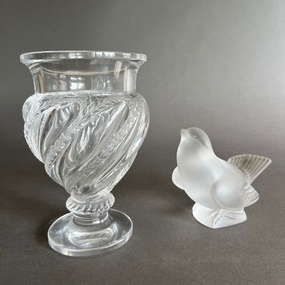 LALIQUE France. Vase “Ermenonville” en cristal...