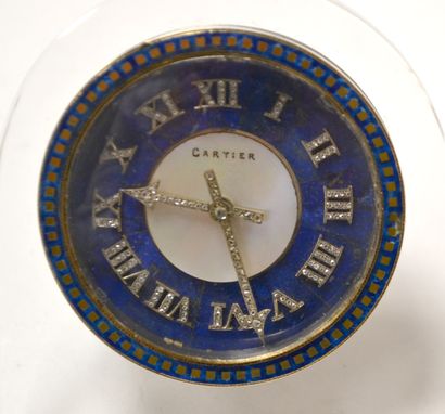 null CARTIER, circa 1920. PENDULETTE borne à chevalet, the round dial set in a rock...
