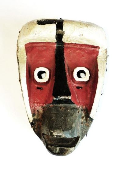 null Côte d'Ivoire, GUERRE. Ancien masque de danse polychrome (blanc, rouge et noir)....