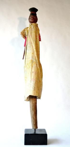 null Nigeria, IBO. Marionnette polychrome féminine de style colonial représentant...